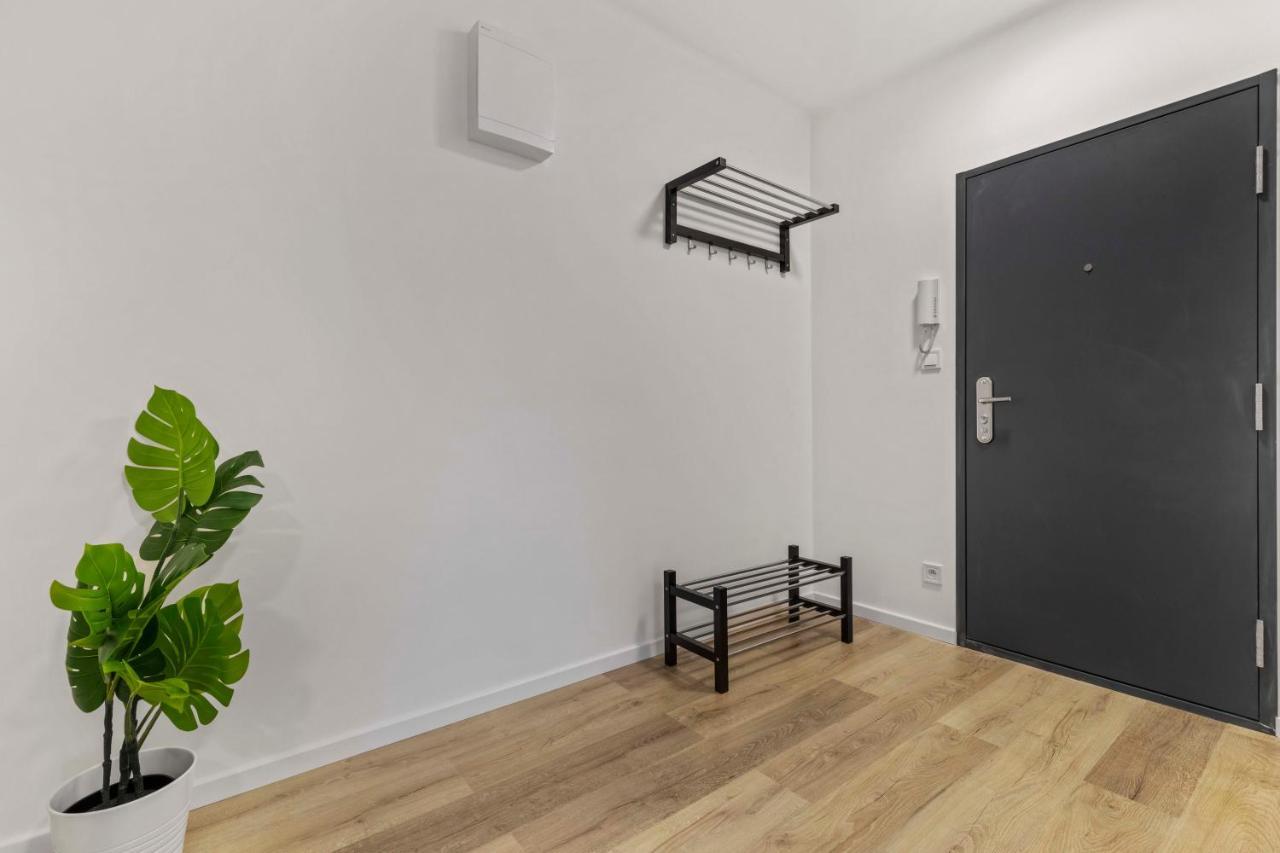 2 Bedroom Apt Steps To Nivy Station Bratislava Dış mekan fotoğraf